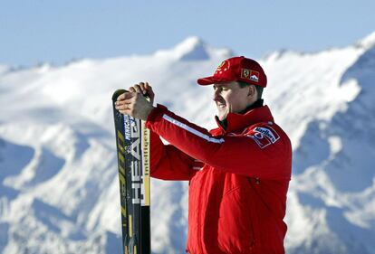 (FILES) - Picture taken on January 17, 2003 shows Formula one World champion Ferrari driver Michael Schumacher holding his skis before a giant slalom race in Madonna di Campiglio. Formula One legend Michael Schumacher, who is still lying in a coma in a French hospital, has contracted a lung infection, the German newspaper Bild reported on February 12, 2014.      AFP PHOTO VINCENZO PINTO