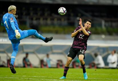 Keylor Navas despeja el balón frente a Hirving Lozano, este domingo 30 de enero en el estadio Azteca.