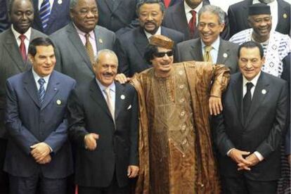 Mubarak (derecha), junto a Gadafi y Ben Ali (izquierda), en una cumbre en Sirte (Libia) el año pasado.