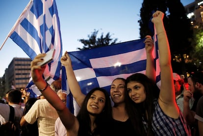 El impacto que el referéndum griego puede tener en las bolsas, las primas de riesgo y la recuperación económica divide a expertos y analistas, que hubieran preferido el "sí" aunque descartan que el "no" sea el preludio de un apocalipsis en la zona del euro. En la imagen, celebraciones tras el triunfo del 'no' en el referéndum griego.