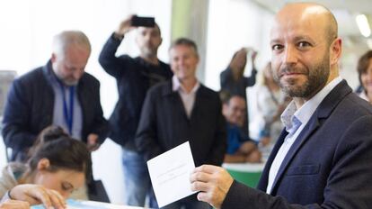 Luís Villares, en un colegio electoral de Lugo en 2016.