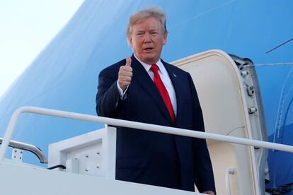 Donald Trump aborda el Air Force One, este viernes, rumbo a su gira asi&aacute;tica. De camino parar&aacute; en Haw&aacute;i