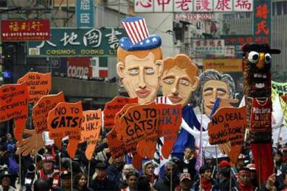 Manifestantes antiglobalización marchan ayer por las calles de Hong Kong.