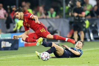 Marco Asensio es derribado por Perisic en una jugada de la final.