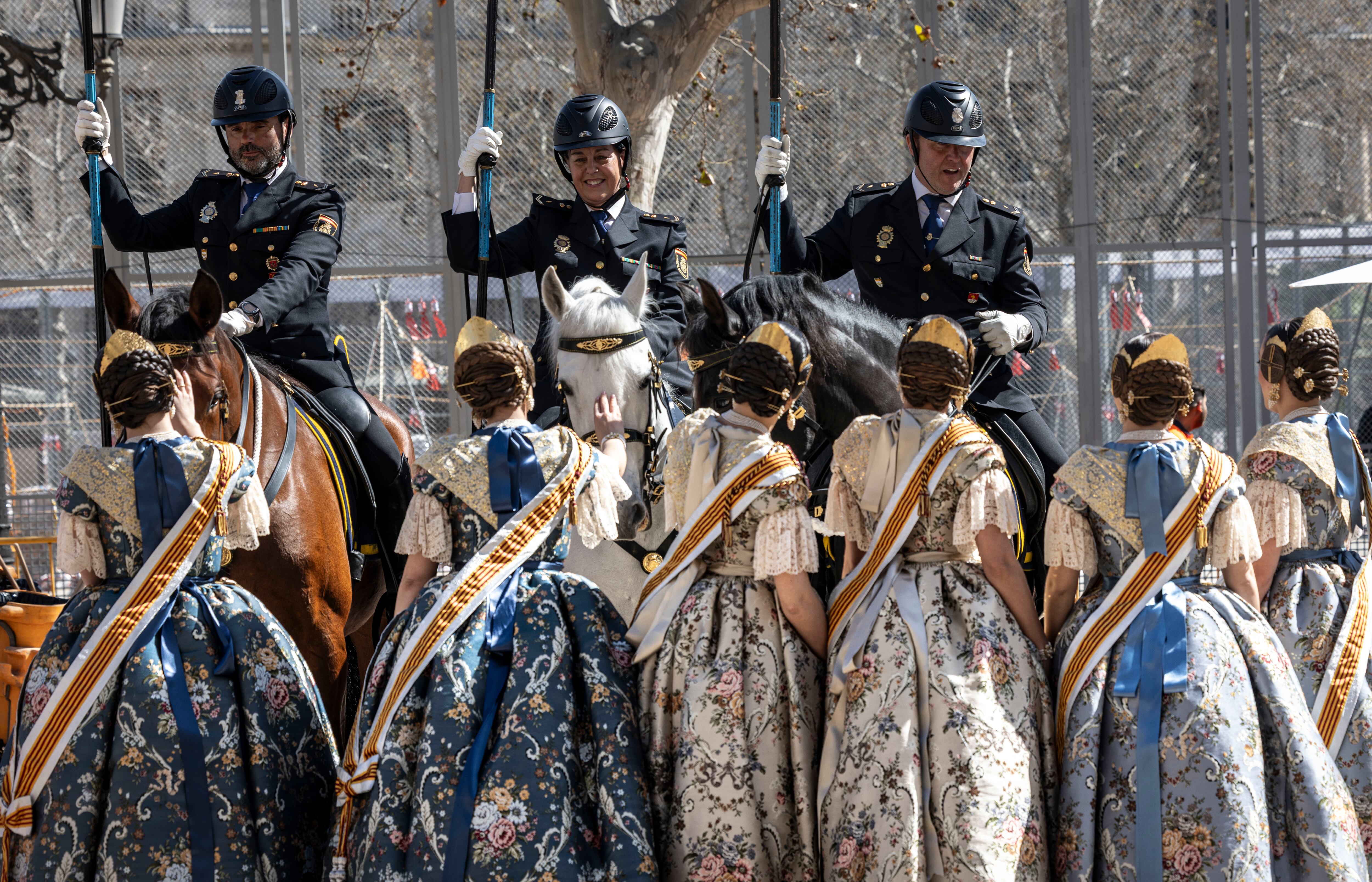 Las falleras mayores de València y su corte de honor con la unidad de Caballería de la Policía Nacional este jueves en Valencia. 