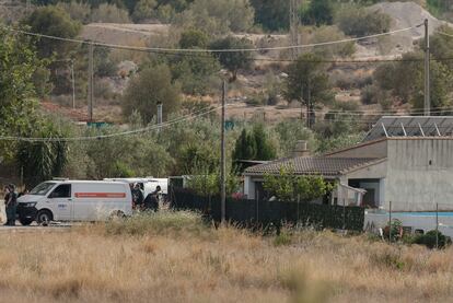 Vehículos de la Guardia Civil y de servicios fúnebres en el domicilio en el que un hombre ha matado supuestamente a su mujer y al hijo de esta en la localidad valenciana de Benaguasil y posteriormente se ha suicidado.