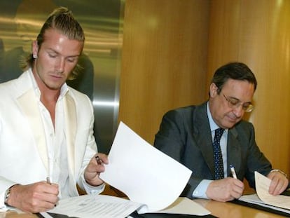 David Beckham and Florentino Pérez signing the contract in 2003.