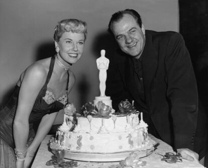 Doris Day, en una fiesta, celebra con el actor Karl Malden su Oscar al mejor actor de reparto por 'Un tranvía llamado deseo', en 1951.