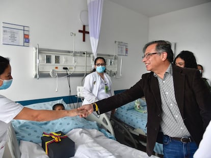 El presidente Gustavo Petro y la Primera Dama de la Nación, Verónica Alcocer, visitan a los menores rescatados de la selva del Guaviare, en el Hospital Militar, en Bogotá, el 10 de junio de 2023.