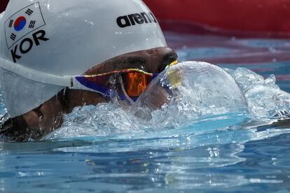 El surcoreano Jung Jinhwa calienta para la parte de natación del pentatlón moderno.