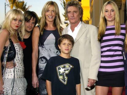 Rod Stewart y su esposa Penny Lancaster con sus hijos Kimberley Stewart, Sean Stewart, Liam Stewart, Ruby Stewart y Renee Stewart, en Los Ángeles, en 2003. 