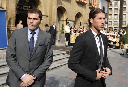 Los futbolistas Sergio Ramos (d) e Iker Casillas llegan al Teatro Campoamor para recibir el Premio Príncipe de Asturias