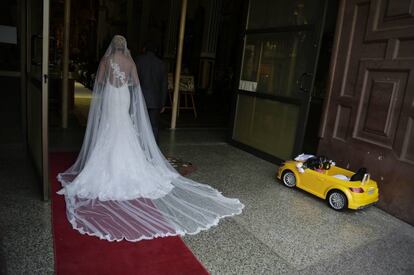 Una novia entra en la iglesia de San José, en Ciudad de Panamá.