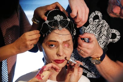 Reshma Quereshi durante la sesión de maquillaje previa al desfile.