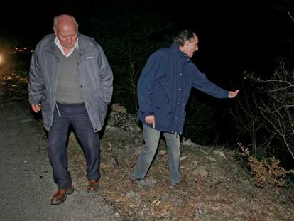 El alcalde de Hecho (Huesca), Luis Gutiérrez, señala el lugar donde fue encontrado muerto Miguel Grima.