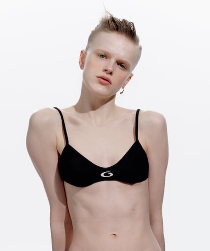 Para fijar el recogido se usa la cera de peinado para cabellos debilitados con tendencia a afinarse Cera Cire d’Épaisseur Texturisante, de KÉRASTASE. Top de biquini de BALENCIAGA y pendientes con forma de gota de lluvia en oro de 18 quilates de TIFFANY & CO.