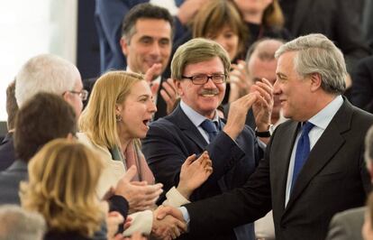 El nuevo presidente del Parlamento Europeo Antonio Tajani recibe felicitaciones de miembros de su grupo.