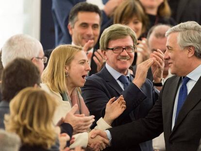 El nuevo presidente del Parlamento Europeo Antonio Tajani recibe felicitaciones de miembros de su grupo.