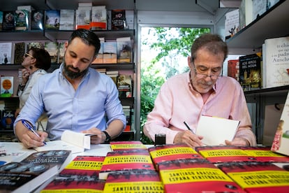 El líder de Vox, Santiago Abascal, y Sánchez Dragó, durante la firma de libros en la Feria del Libro de Madrid en junio de 2019. 