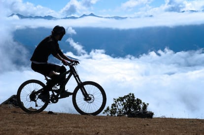 La Carretera de la Muerte, que une La Paz con la región de los Yungas, es una vía abierta para aficionados a la combustión de adrenalina. En particular, para los turistas que la descienden en bicicleta.