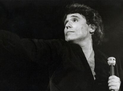 Raphael, en 1985, durante una actuación.