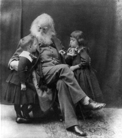 Walt Whitman posa con los hermanos Nigel y Jeanette Cholmeley-Jones en 1887.