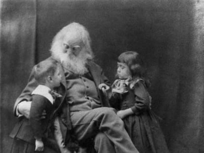 Walt Whitman posa con los hermanos Nigel y Jeanette Cholmeley-Jones en 1887.