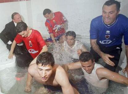 Los jugadores del Numancia celebran en el vestuario el ascenso a Primera.