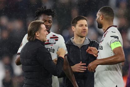 Alonso habla con Tah y Tapsoba tras la victoria en el estadio Olímpico de Londres, este jueves.