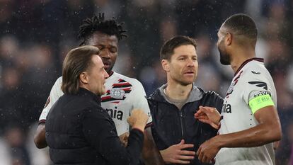 Alonso habla con Tah y Tapsoba tras la victoria en el estadio Olímpico de Londres, este jueves.