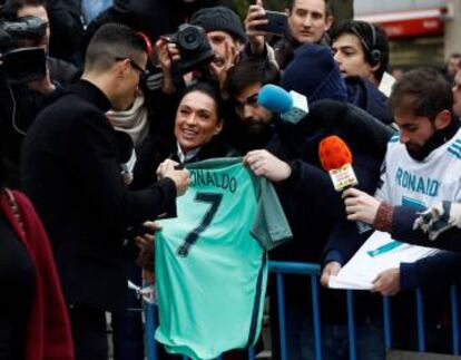 Cristiano Ronaldo firma autógrafos a la salida de la Audiencia Provincial de Madrid, el pasado martes.