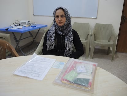 Amal, viuda de un hombre asesinado por el ISIS, solicita el certificado de viudez en las oficinas de la Organización Internacional para las Migraciones, en Mosul.