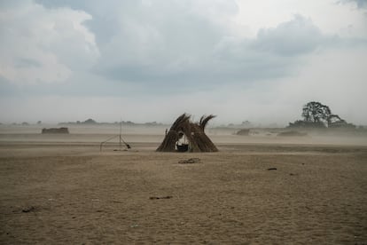 Cabañas estacionales como la de la foto sirven a los pescadores como refugio durante las horas centrales del día, porque la pesca se realiza principalmente durante la noche. Estas estructuras están hechas de materiales frágiles, como ramas de arbustos, y a menudo se enfrentan a tormentas de viento, arena y agua. Son abandonadas con la llegada de las lluvias.  