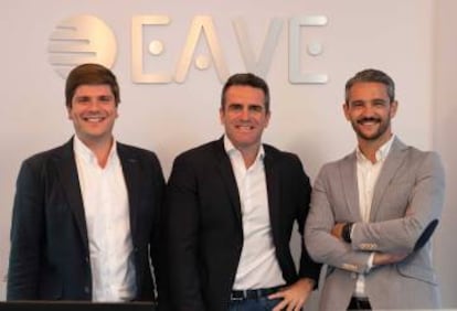 De izquierda a derecha, los tres fundadores de EAVE, David Machín, Luis Linares y Josué García.