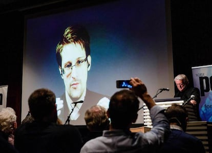 Edward Snowden durante teleconferência feita de Moscou em novembro.