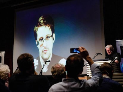 Edward Snowden durante teleconferência feita de Moscou em novembro.