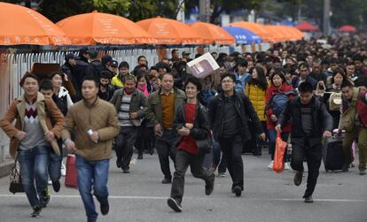 Pasajeros se apresuran a entrar en la estación de Guangzhou ayer, después de horas de retrasos y trenes anulados por las heladas en el país.