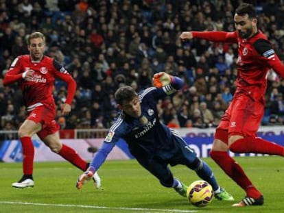 Casillas intenta evitar el tiro de Iborra.