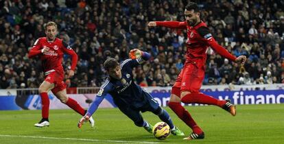 Casillas intenta evitar el tiro de Iborra.