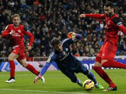 Casillas intenta evitar el tiro de Iborra.