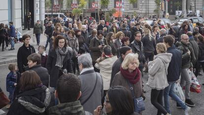 Vianants al pas zebra, aquest diumenge.