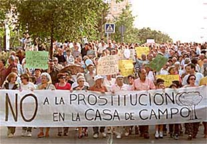 Cabecera de la manifestación que ayer atravesó la Casa de Campo en protesta por la prostitución que se ejerce en el parque.
