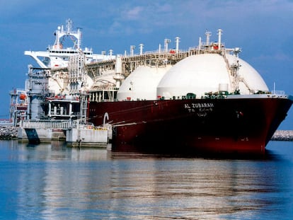 Carguero de gas natural licuado en el puerto de Raslaffans (Qatar), al norte del país.