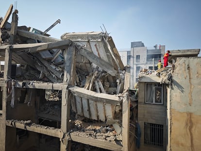 Un bombero trabaja entre los escombros de un edificio atacado por Israel en Teherán, este viernes.