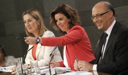 La vicepresidenta del Gobierno, Soraya Sáenz de Santamaría, con los ministros de Fomento y Hacienda tras el Consejo de Ministros.