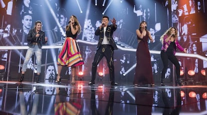 Ana Guerra, Amaia, Alfred, vestido de Ernesto Artillo, Aitana y Miriam.