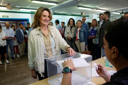 Teresa Ribera, cabeza de lista del PSOE a las europeas, vicepresidenta tercera y ministra para la Transición Ecológica, ejerce su derecho al voto en un colegio electoral de la localidad madrileña de Majadahonda.