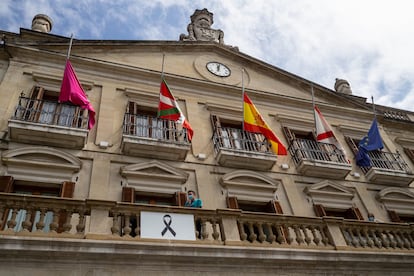 Banderas a media asta y un crespón negro en la balconada del Ayuntamiento de Vitoria-Gasteiz, este martes.