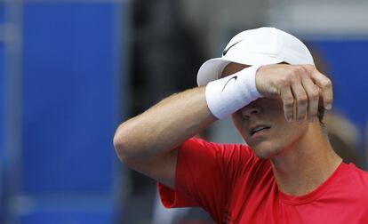 Tomas Berdych se seca el sudor.