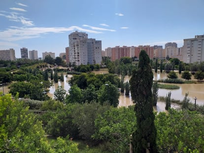 El parque de La Marjal, de Alicante, una obra hidráulica que sirve como nuevo pulmón verde para la ciudad y da solución a los problemas de inundaciones de la zona de la playa de San Juan.